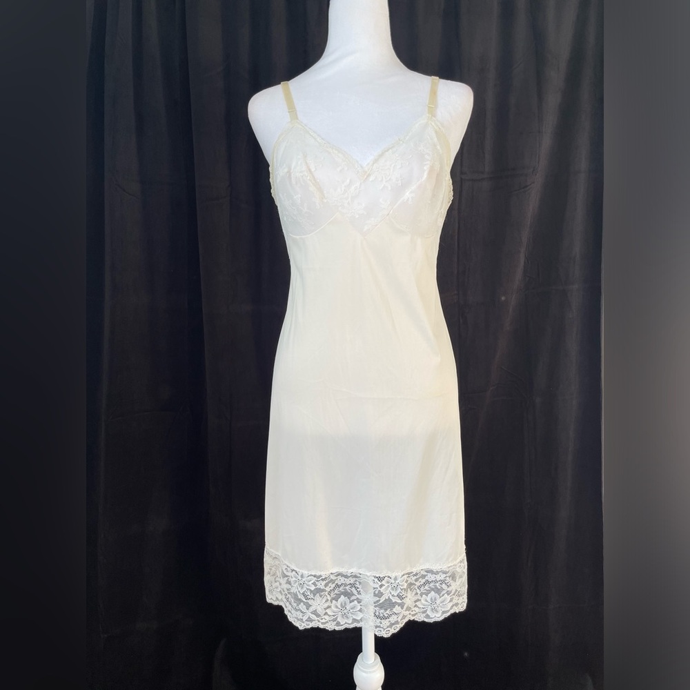 Vintage vanity ivory sleepwear. Size S